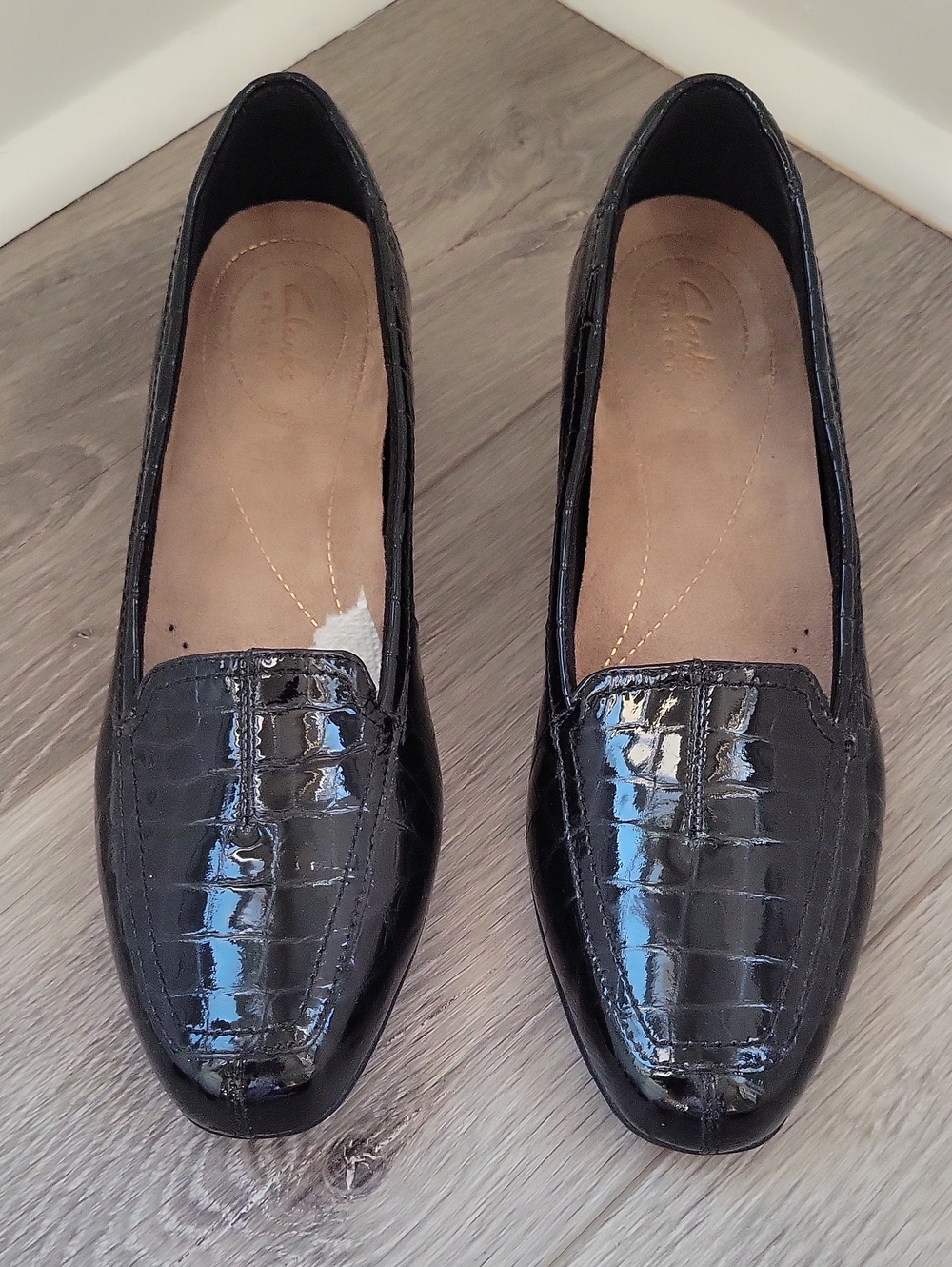 Clarks Everyday Black Croc Patent Leather Loafers In Black Size 8.5 NWOT